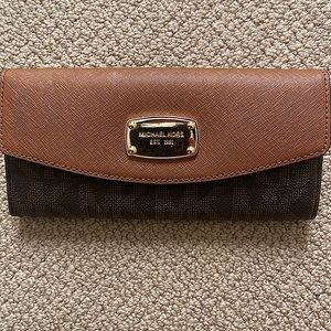 MICHAEL KORS CLUTCH NEVER USED